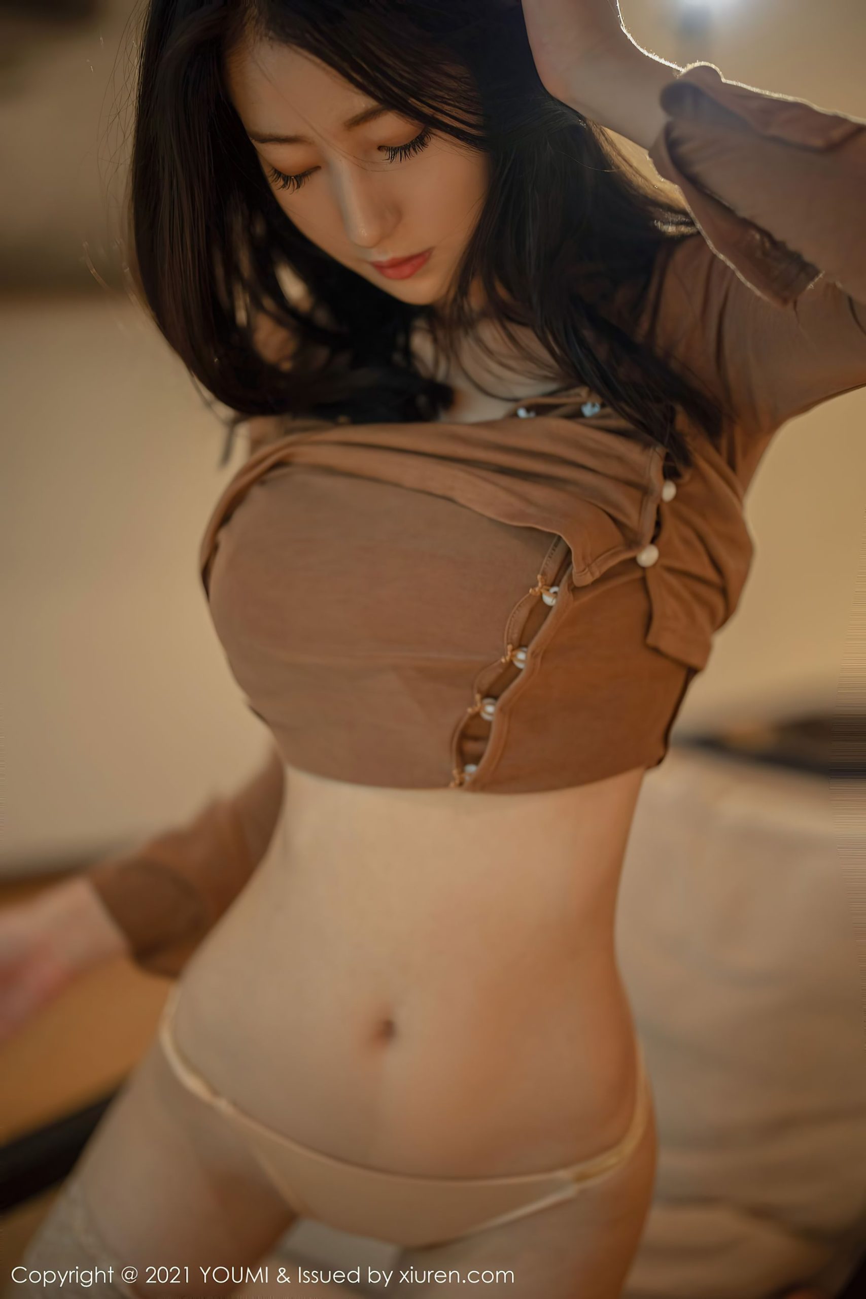 [尤蜜荟YouMi] Vol.681 Xiong Xiaonuo - Warm Color Plain Clothes Wrap