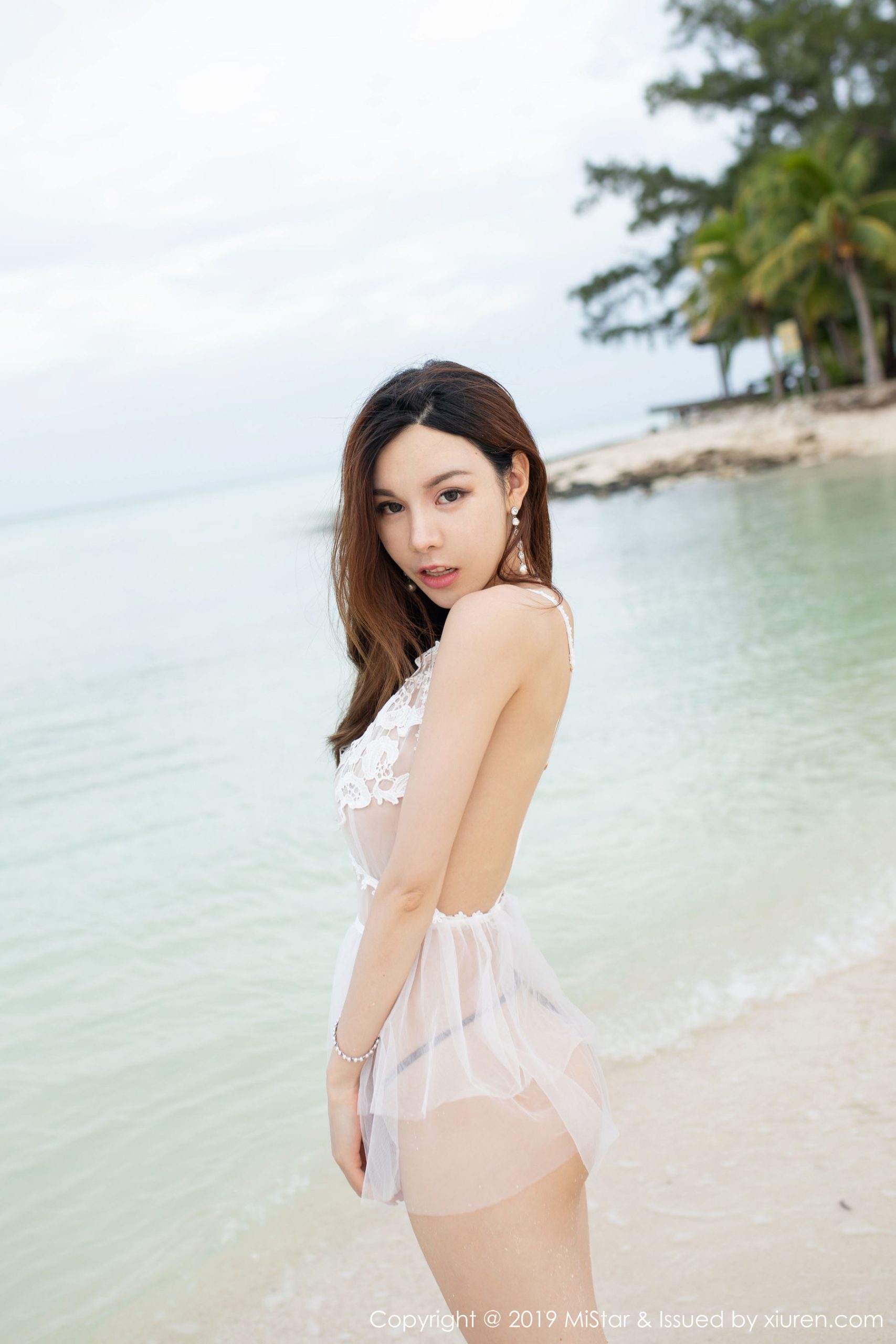 Shen Jiaxi [MiStar] VOL.299, Pose Sexy Di Tengah Pantai