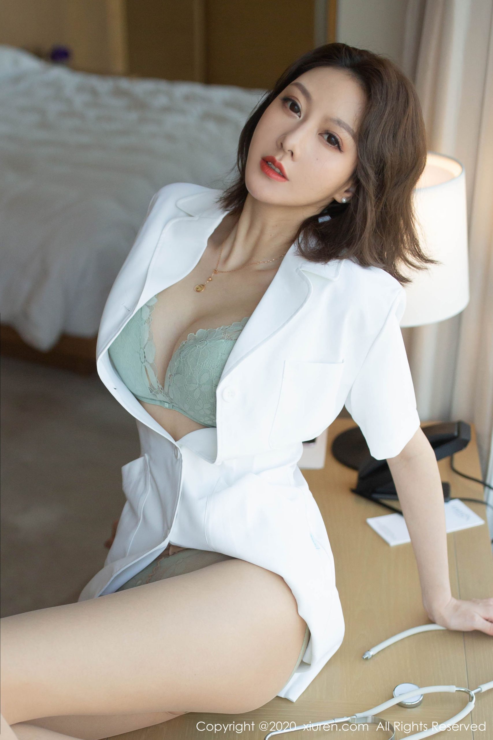 [秀人XiuRen] No.2199 Yi Xuan "Family Doctor Series", Dokter Seksi Lagi Ngecek Penyakit