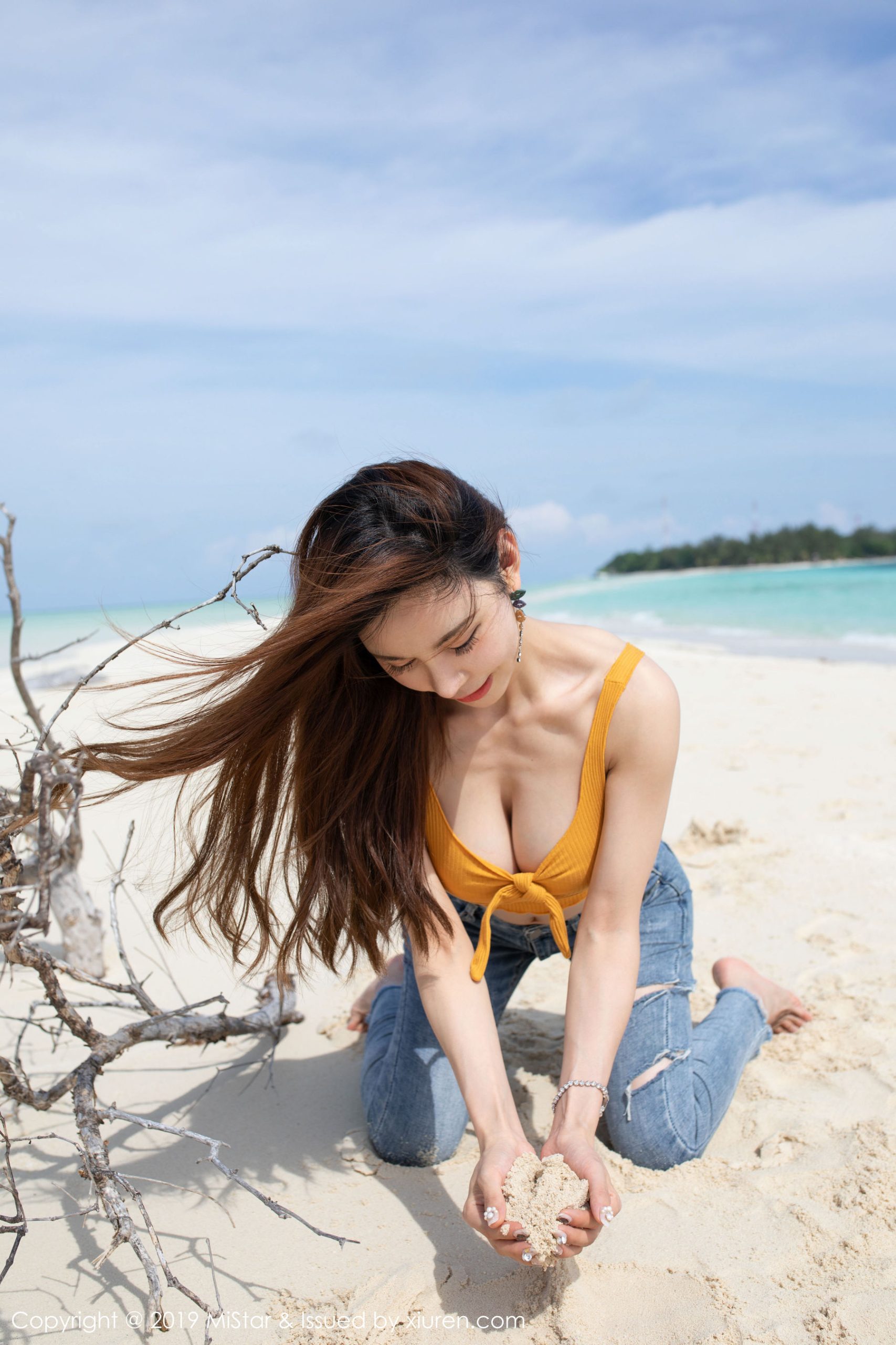 Shen Jiaxi [MiStar] VOL.299, Pose Sexy Di Tengah Pantai